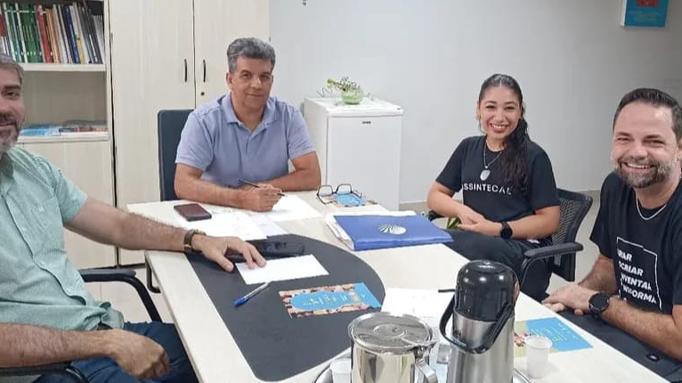 Presidente Elvis Roberson Pinto, e diretores em reunião com Analista da ASSINTECAL